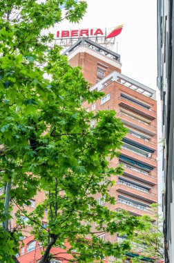 MADRID, İspanya - 12 Mayıs 2021: Madrid, İspanya 'da bir binanın tepesindeki İberya Havayolları logosu