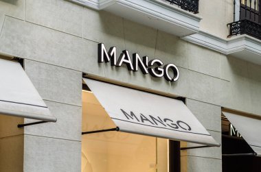 MADRID, İspanya - 12 Mayıs 2021: Madrid, İspanya 'da bir Mango mağazasının cephesi. Mango, 1984 yılında kurulan İspanyol giyim tasarım ve imalat şirketidir.