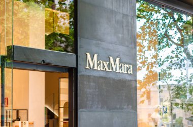 MADRID, İspanya - 12 Mayıs 2021: Madrid, İspanya 'da bir Max Mara mağazasının cephesi. Max Mara, 1951 yılında kurulmuş bir İtalyan moda markası.