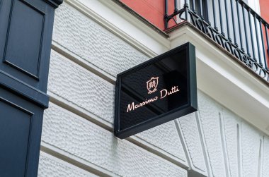 MADRID, İspanya - 12 Mayıs 2021: Madrid, İspanya 'da bir Massimo Dutti mağazasının cephesi. Massimo Dutti, 1985 yılında kurulan Inditex grubunun bir parçasıdır.