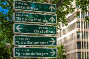 MADRID, İspanya - 12 Mayıs 2021 Madrid, İspanya 'da trafik işaretleri