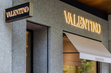 MADRID, İspanya - 12 Mayıs 2021 Madrid, İspanya 'da bir Valentino mağazasının cephesi. Valentino 1960 yılında kurulmuş lüks bir İtalyan moda evi.