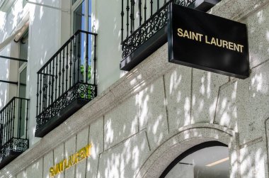 MADRID, İspanya - 12 Mayıs 2021: Madrid, İspanya 'daki Saint Laurent mağazasının cephesi. Saint Laurent, Yves Saint Laurent tarafından 1961 yılında kurulan lüks bir Fransız moda evi.