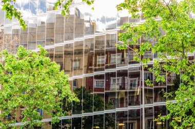 Cam cephe yansıması, mimari detay