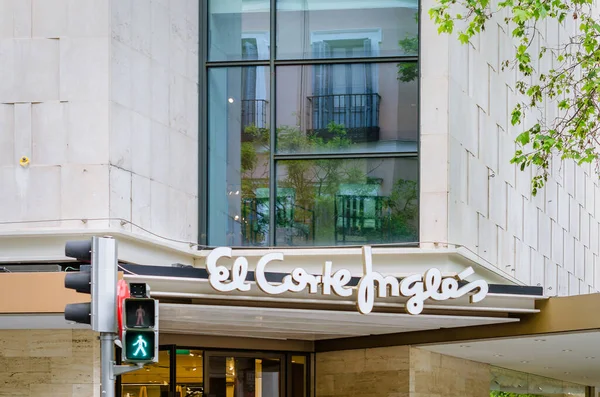 MADRID, İspanya - 12 Mayıs 2021: Madrid, İspanya 'daki El Corte Ingles mağazasının cephesi. El Corte Ingles, Avrupa 'nın en büyük mağaza zinciri..