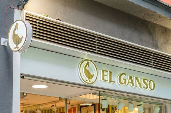 MADRID, İspanya - 12 Mayıs 2021 Madrid, İspanya 'daki El Ganso mağazasının cephesi. El Ganso, 2004 yılında kurulan İspanyol moda mağazaları zinciri.