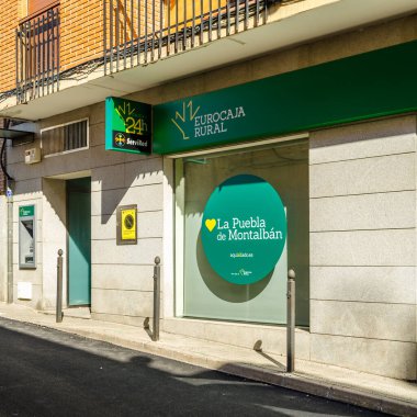 LA PUEBLA DE MONTALBAN, İspanya - 16 Mayıs 2021: La Puebla de Montalban, İspanya 'daki bir banka şubesinin Eurocaja Kırsal logosu. Eurocaja Kırsal, 1965 yılında kurulan, İspanya 'nın en büyük kırsal bankalarından biri olan bir kredi kooperatifi.