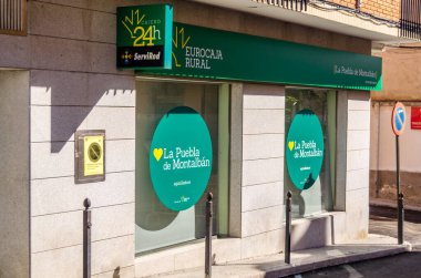 LA PUEBLA DE MONTALBAN, İspanya - 16 Mayıs 2021: La Puebla de Montalban, İspanya 'daki bir banka şubesinin Eurocaja Kırsal logosu. Eurocaja Kırsal, 1965 yılında kurulan, İspanya 'nın en büyük kırsal bankalarından biri olan bir kredi kooperatifi.