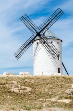 Don Kişot Route 'daki Campo de Criptana' daki tipik yel değirmeni, bir edebi karaktere dayanır ve Cervantes 'in 