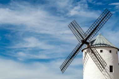 Don Kişot Route 'daki Campo de Criptana' daki tipik yel değirmeni, bir edebi karaktere dayanır ve Cervantes 'in 