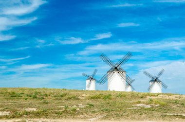 Campo de Criptana 'daki yel değirmenleri, İspanya' nın Castilla La Mancha şehrinde bir köy, Don Kişot Yolu üzerinde.