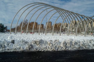 MADRID, İspanya - 10 Ocak 2021: Andreu Alfaro tarafından tasarlanan ve Puerta de la Ilustracion olarak adlandırılan şehir heykelinin görüntüsü, 50 yıldır Madrid, İspanya 'da görülen en yoğun kar fırtınası.