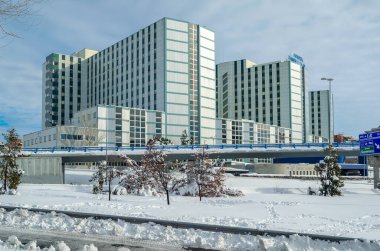 MADRID, İspanya - 10 Ocak 2021: Ramon y Cajal Hastanesi 50 yıldır Madrid, İspanya 'da görülen en şiddetli kar yağışı olan Filomena Fırtınasından sonra görüldü