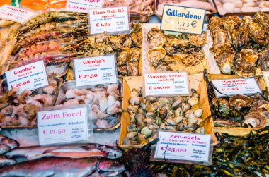 AMSTERDAM, NETHERLANDS - 17 Kasım 2018: Albert Cuyp Market 'teki deniz ürünleri tezgahı, bir sokak pazarı ve Hollanda, Amsterdam' da bir turizm merkezi