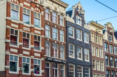 AMSTERDAM, NETHERLANDS - 17 Kasım 2018: Kentsel manzara, tipik Hollanda mimarisi Amsterdam, Hollanda