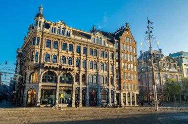 AMSTERDAM, NETHERLANDS - 17 Kasım 2018: Kentsel manzara, tipik Hollanda mimarisi Amsterdam, Hollanda