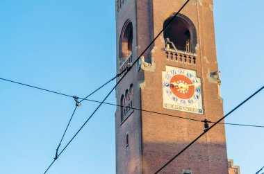 AMSTERDAM, The NETHERLANDS - 17 Kasım 2018: Amsterdam 'daki Beurs van Berlage binası, 1896 ve 1903 yılları arasında inşa edilen ve şu anda sergiler için bir mekan olarak kullanılan, mimar Berlage tarafından ticari bir takas olarak tasarlanmıştır.