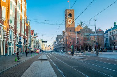AMSTERDAM, The NETHERLANDS - 17 Kasım 2018: Amsterdam 'daki Beurs van Berlage binası, 1896 ve 1903 yılları arasında inşa edilen ve şu anda sergiler için bir mekan olarak kullanılan, mimar Berlage tarafından ticari bir takas olarak tasarlanmıştır.