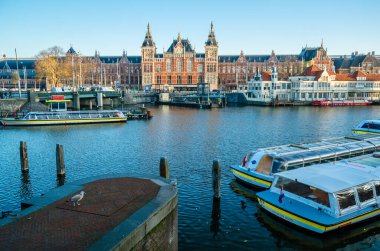 AMSTERDAM, NETHERLANDS - 17 Kasım 2018: Hollanda, Amsterdam 'daki kanalda tekneler