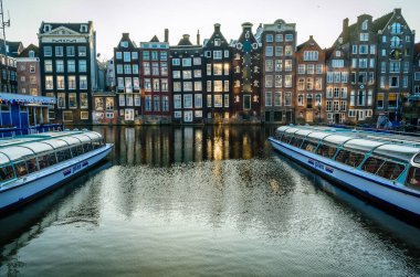 AMSTERDAM, NETHERLANDS - 17 Kasım 2018: Hollanda, Amsterdam 'daki kanalda tekneler