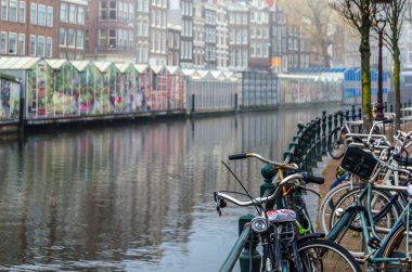 AMSTERDAM, NETHERLANDS - 16 Kasım 2018: Amsterdam 'daki çiçek pazarının görüntüsü, Singel Kanalı üzerinde bulunan popüler bir turizm merkezi, dünyadaki tek yüzen çiçek pazarıdır.