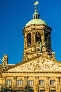 AMSTERDAM, NETHERLANDS - 17 Kasım 2018: 17. yüzyılda inşa edilen Amsterdam Kraliyet Sarayı
