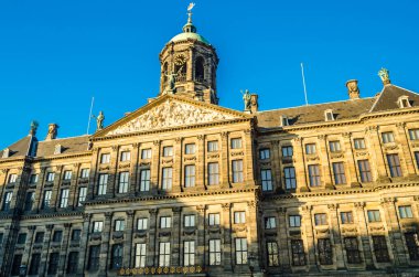 AMSTERDAM, NETHERLANDS - 17 Kasım 2018: 17. yüzyılda inşa edilen Amsterdam Kraliyet Sarayı