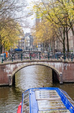 AMSTERDAM, NETHERLANDS - 16 Kasım 2018: Amsterdam, Hollanda 'daki kentsel manzara