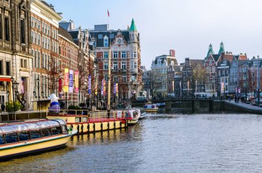 AMSTERDAM, NETHERLANDS - 16 Kasım 2018: Amsterdam, Hollanda 'daki kentsel manzara