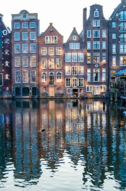 AMSTERDAM, NETHERLANDS - 17 Kasım 2018: Amsterdam, Hollanda 'daki kentsel manzara