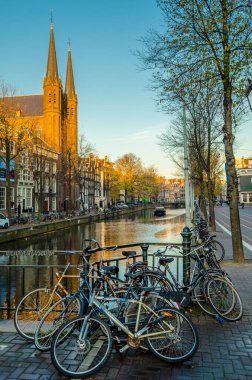 AMSTERDAM, NETHERLANDS - 18 Kasım 2018: Amsterdam, Hollanda 'daki kentsel manzara