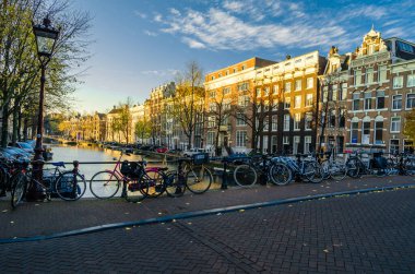 AMSTERDAM, NETHERLANDS - 18 Kasım 2018: Amsterdam, Hollanda 'daki kentsel manzara