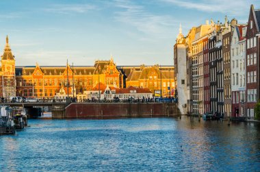 AMSTERDAM, NETHERLANDS - 18 Kasım 2018: Amsterdam, Hollanda 'daki kentsel manzara