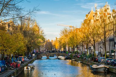 AMSTERDAM, NETHERLANDS - 18 Kasım 2018: Amsterdam, Hollanda 'daki kentsel manzara
