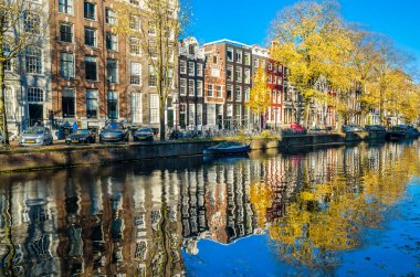 AMSTERDAM, NETHERLANDS - 17 Kasım 2018: Amsterdam, Hollanda 'daki kentsel manzara