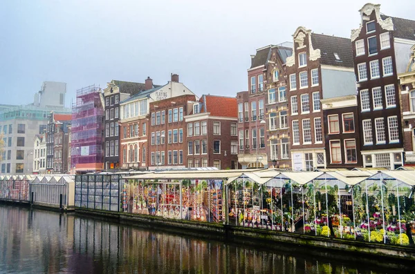 AMSTERDAM, NETHERLANDS - 16 Kasım 2018: Amsterdam 'daki çiçek pazarının görüntüsü, Singel Kanalı üzerinde bulunan popüler bir turizm merkezi, dünyadaki tek yüzen çiçek pazarıdır.