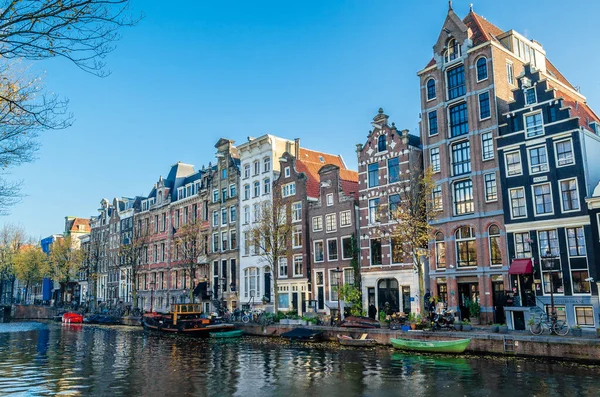 AMSTERDAM, NETHERLANDS - 17 Kasım 2018: Amsterdam, Hollanda 'daki kentsel manzara