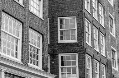 Amsterdam, Hollanda 'da tipik bir Hollanda mimarisi. Siyah ve beyaz resim