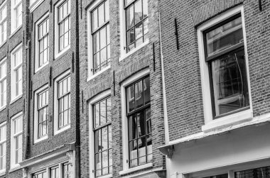 Amsterdam, Hollanda 'da tipik bir Hollanda mimarisi. Siyah ve beyaz resim