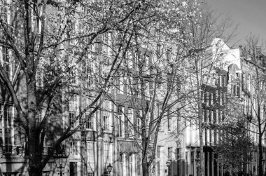 Amsterdam, Hollanda 'da tipik bir Hollanda mimarisi. Siyah ve beyaz resim