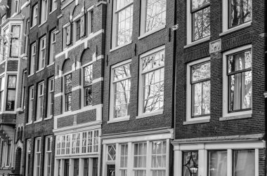 Amsterdam, Hollanda 'da tipik bir Hollanda mimarisi. Siyah ve beyaz resim