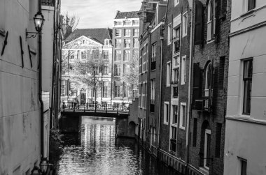 Amsterdam, Hollanda 'da tipik bir Hollanda mimarisi. Siyah ve beyaz resim