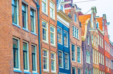 Amsterdam, Hollanda 'da tipik bir Hollanda mimarisi. Renkli resimleme