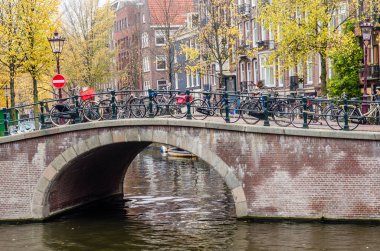 Şehir manzarası, Hollanda, Amsterdam 'daki kanal üzerindeki bir köprü manzarası.