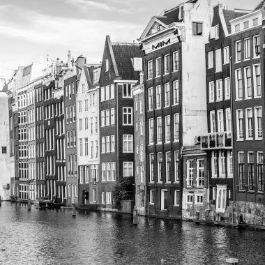 Kanal boyunca evler ve Amsterdam, Hollanda 'daki sulardaki yansımaları. Siyah ve beyaz resim