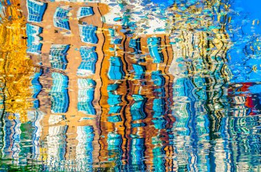 Hollanda 'nın Amsterdam kanalı boyunca uzanan binaların canlı yansıması. Renkli resimleme