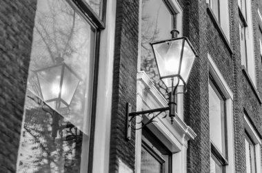 Mimari detay, Amsterdam, Hollanda 'da tipik sokak lambası.