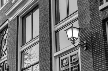 Mimari detay, Amsterdam, Hollanda 'da tipik sokak lambası.