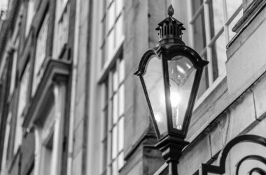 Mimari detay, Amsterdam, Hollanda 'da tipik sokak lambası.