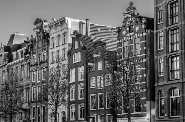 Typisk Nederlandsk Arkitektur Amsterdam Svart Hvitt Bilde – stockfoto